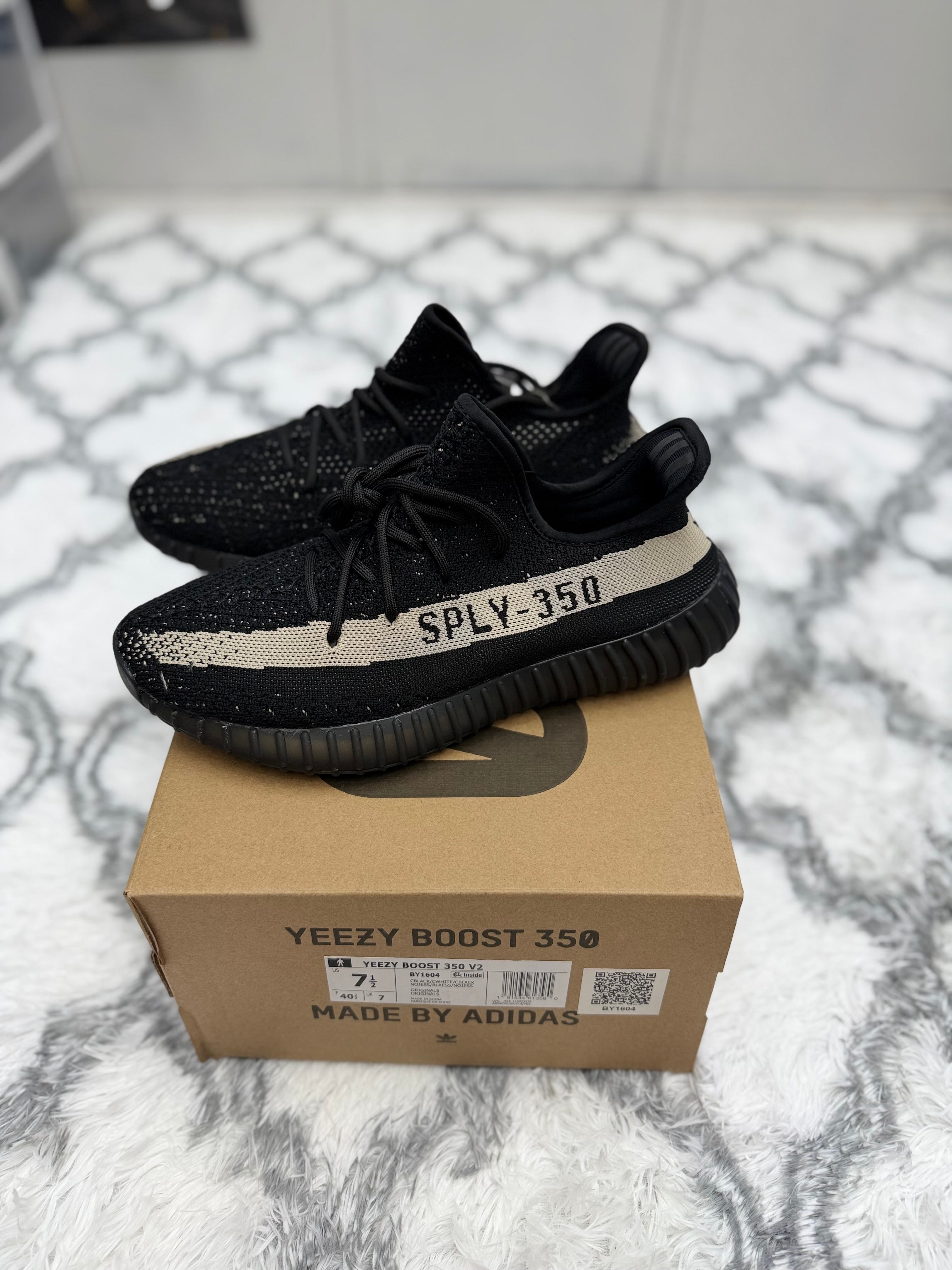 YEEZY BOOTS 350 SIZE 7.5